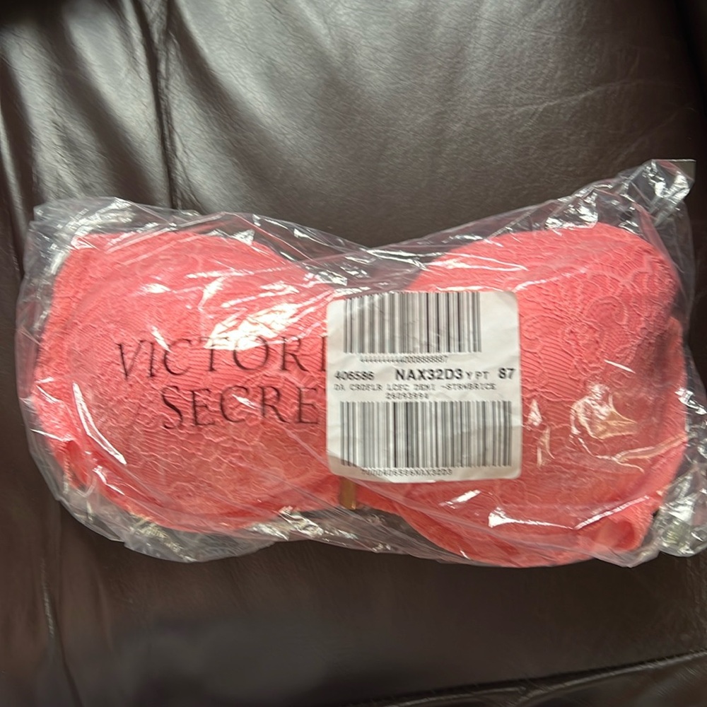 NIB 32DDD Victoria Secret front close bra.
